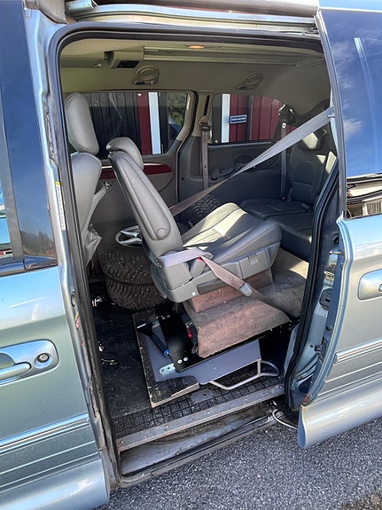 Chrysler Town & Country 10 of 12