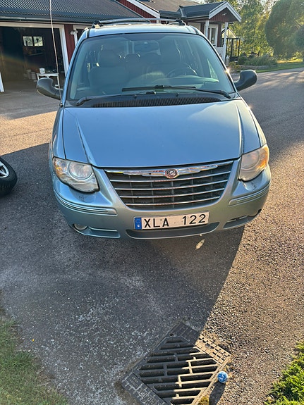 Chrysler Town & Country 3 of 12