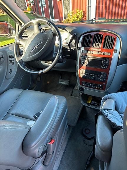 Chrysler Town & Country 4 of 12