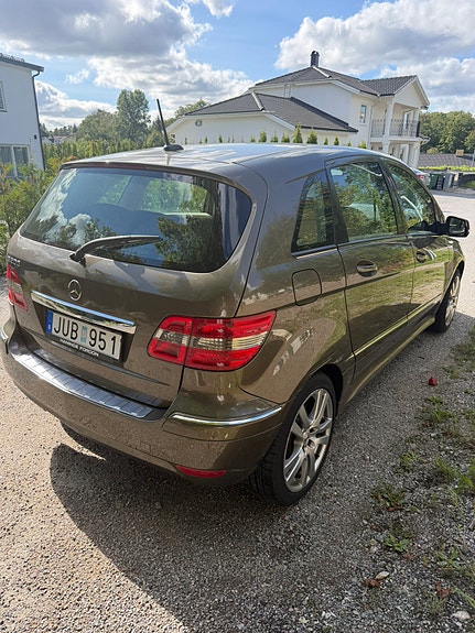 Mercedes-Benz B200 4 of 9