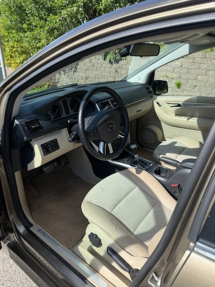 Mercedes-Benz B200 8 of 9