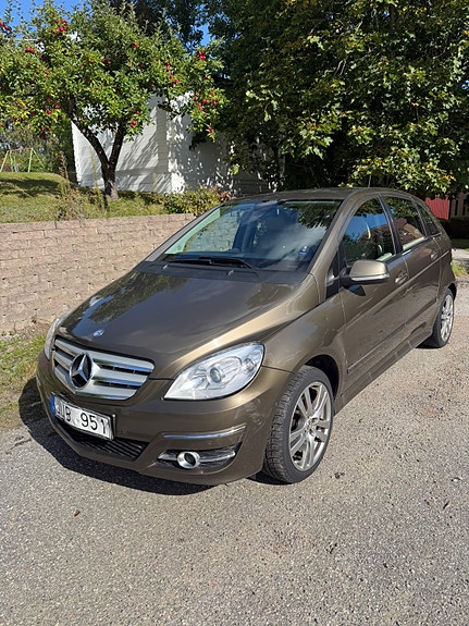 Mercedes-Benz B200 2 of 9