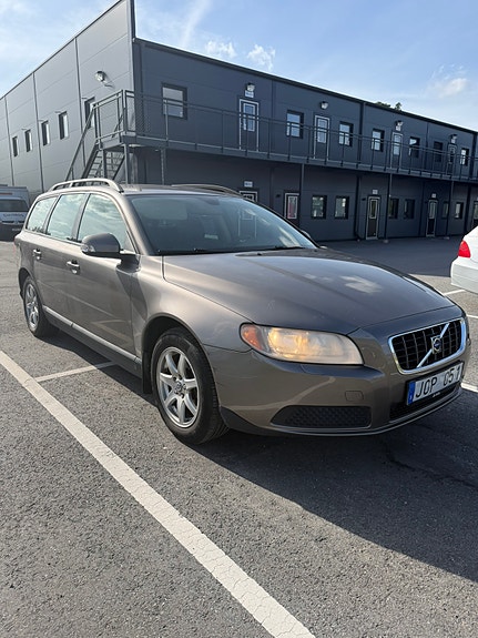 Volvo V70 2 of 7