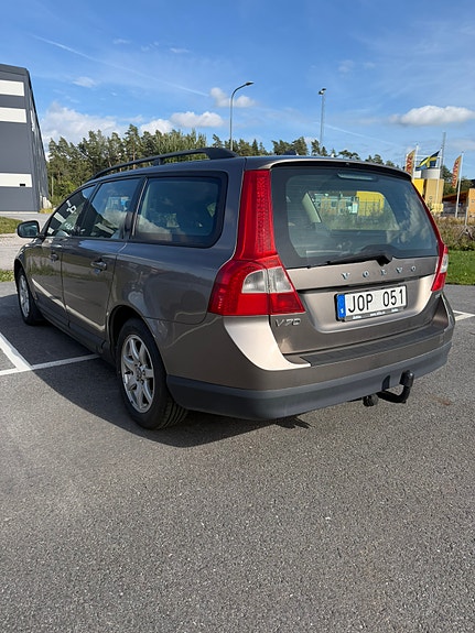 Volvo V70 3 of 7