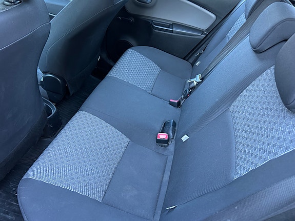 Toyota Yaris 5 of 7