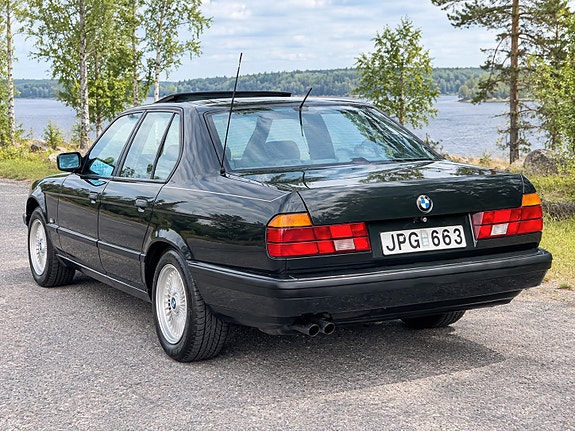 BMW 730i 3 of 13
