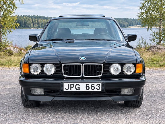 BMW 730i 9 of 13