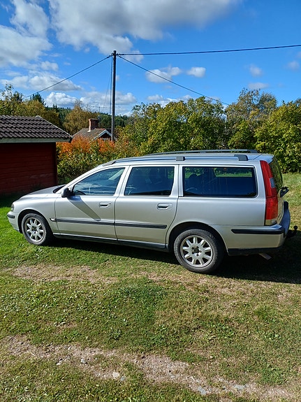 Volvo V70 2 of 7