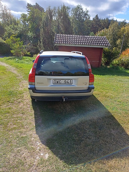 Volvo V70 3 of 7