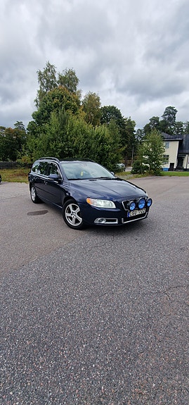 Volvo V70 2 of 8
