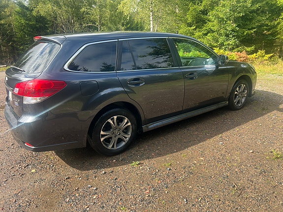 Subaru Legacy 3 of 9