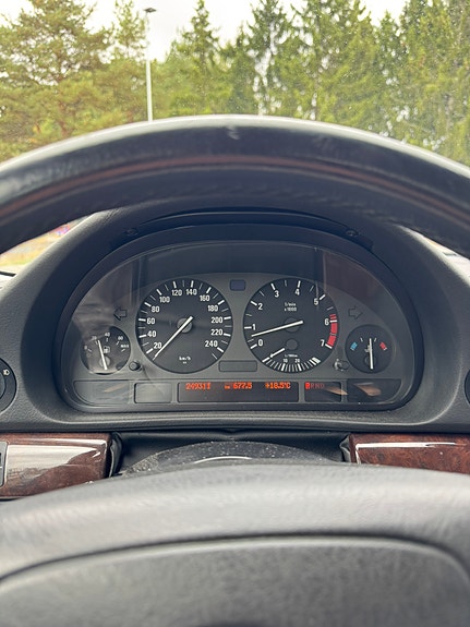 BMW 740i 8 of 13