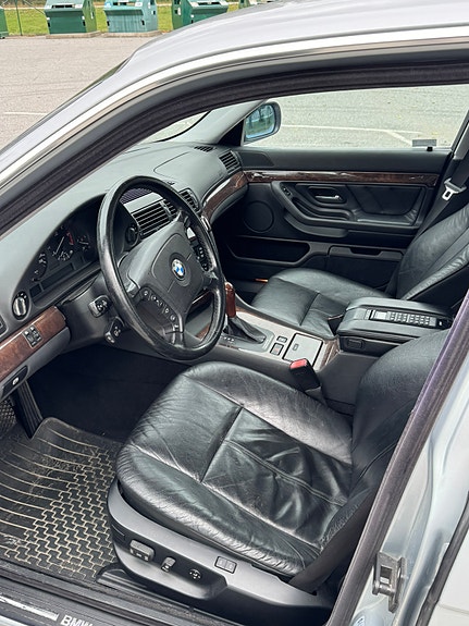 BMW 740i 6 of 13
