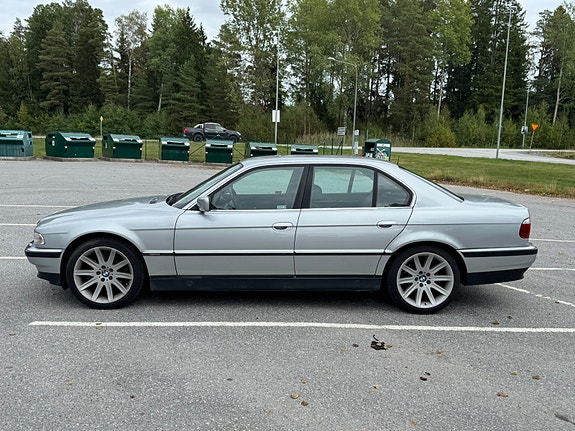 BMW 740i 5 of 13