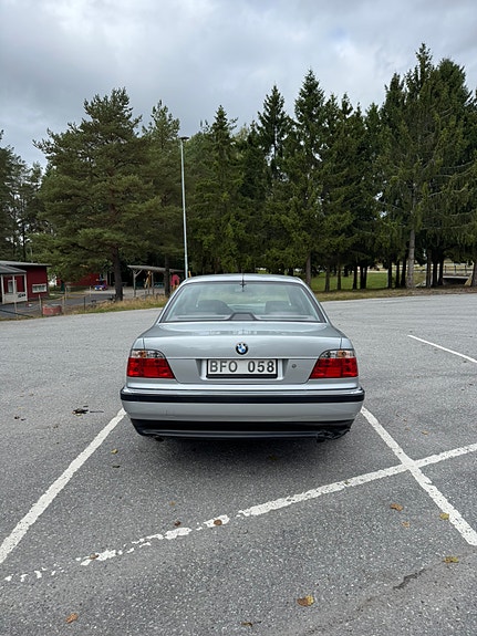 BMW 740i 4 of 13