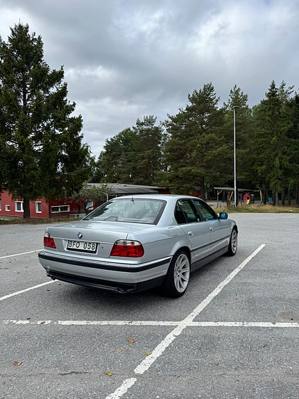 BMW 740i 3 of 13