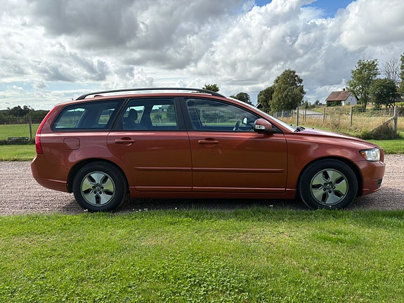 Volvo V50 2 of 9