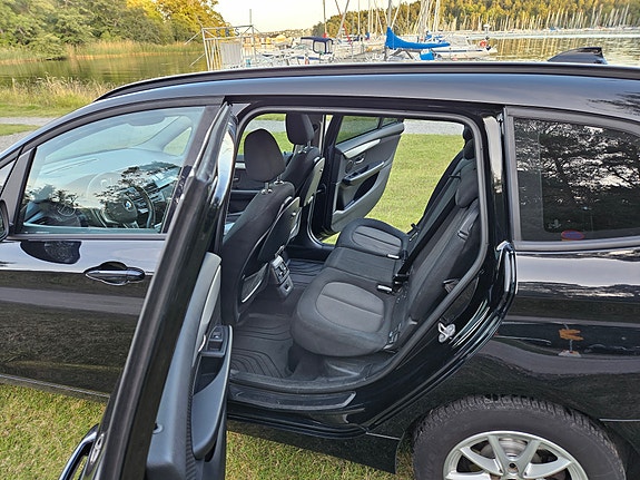 BMW 218i 5 of 8