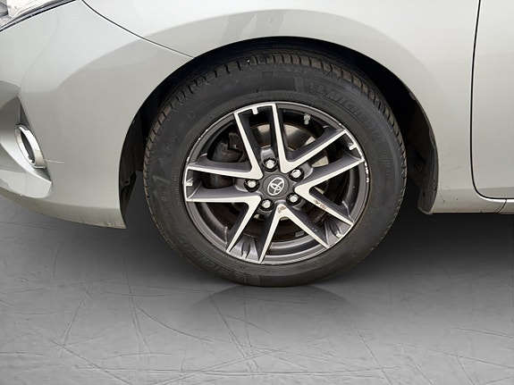 Toyota Auris 27 of 29