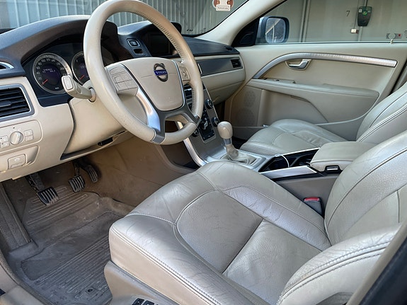 Volvo XC70 2 of 6