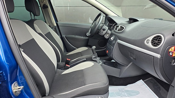 Renault Clio 14 of 16