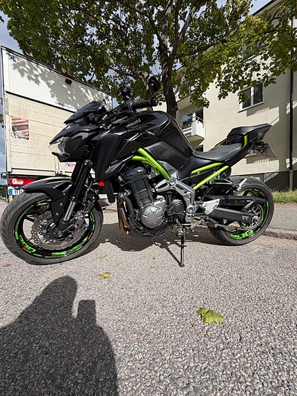 Kawasaki Z900 2 of 11