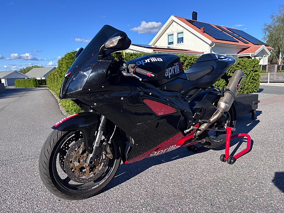 Aprilia RSV1000 RR 2 of 4