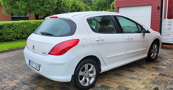 Peugeot 308 2 of 5