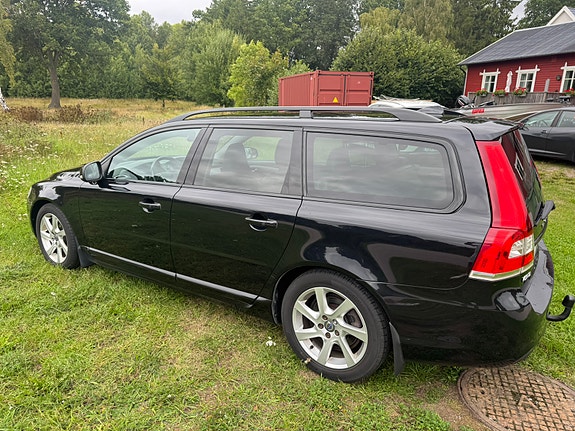 Volvo V70 2 of 6