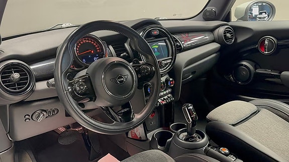 MINI Cooper S 4 of 5