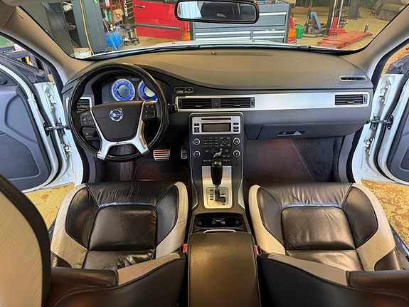 Volvo V70 8 of 14