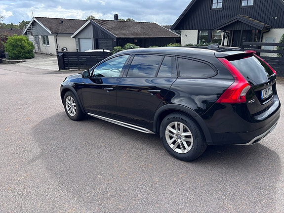 Volvo V60 Cross Country 2 of 9