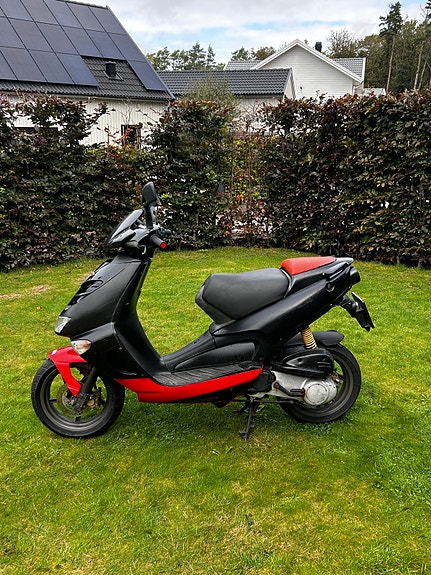 Aprilia SR50 2 of 4
