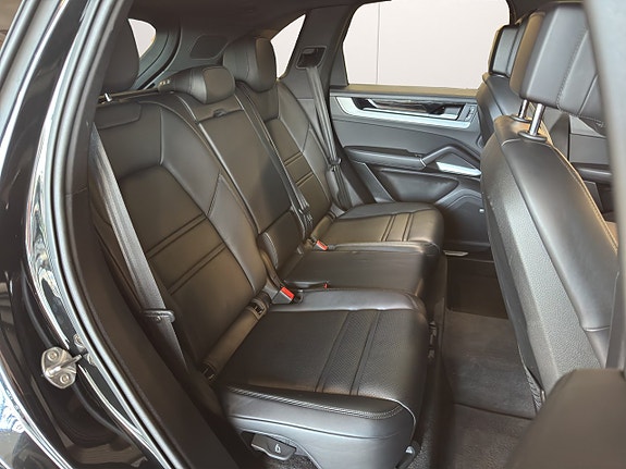 Porsche Cayenne 14 of 29