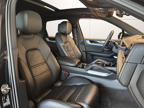 Porsche Cayenne 12 of 29