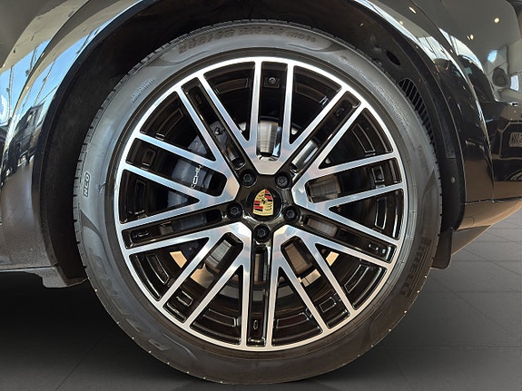 Porsche Cayenne 8 of 29