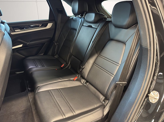 Porsche Cayenne 15 of 29