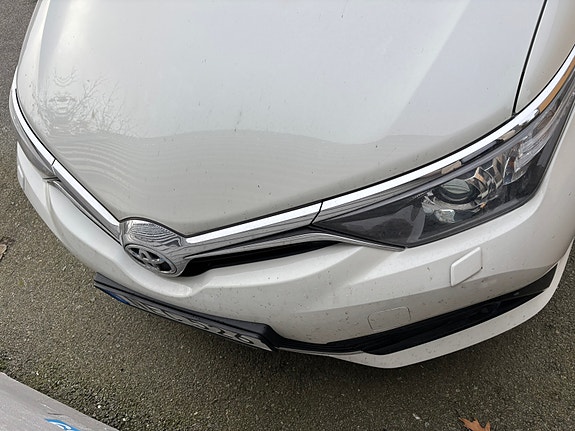 Toyota Auris 2 of 5