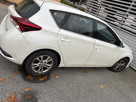 Toyota Auris 4 of 5