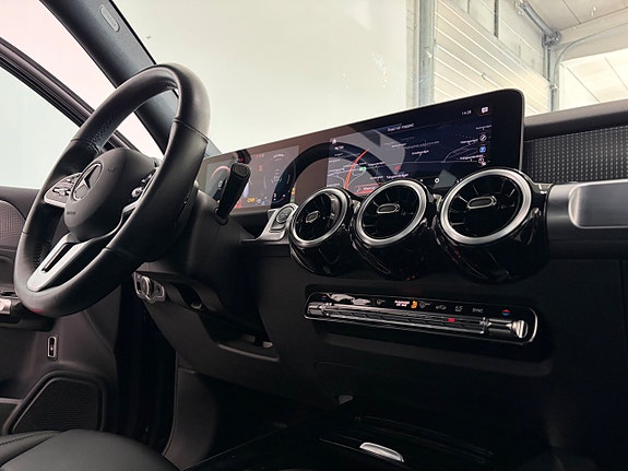 Mercedes-Benz GLB200 8 of 13