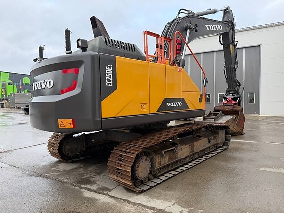 Volvo EC 250 EL 2 of 19