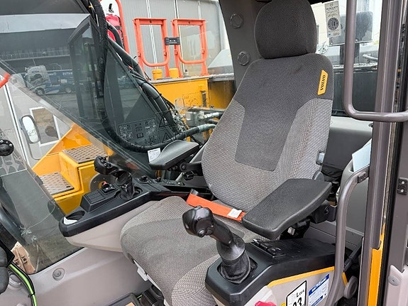 Volvo EC 250 EL 4 of 19