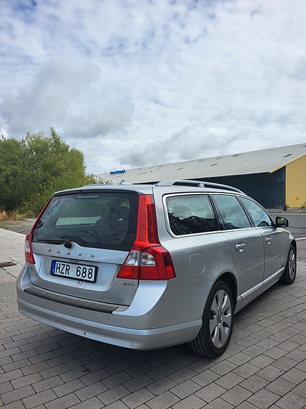 Volvo V70 2 of 6