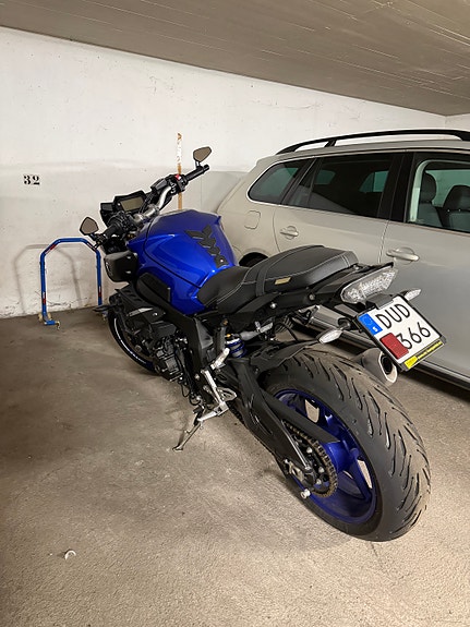 Yamaha MT-10 2 of 6