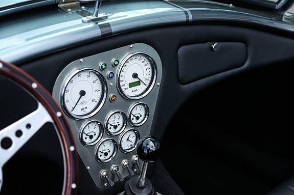 AC Cobra 25 of 27
