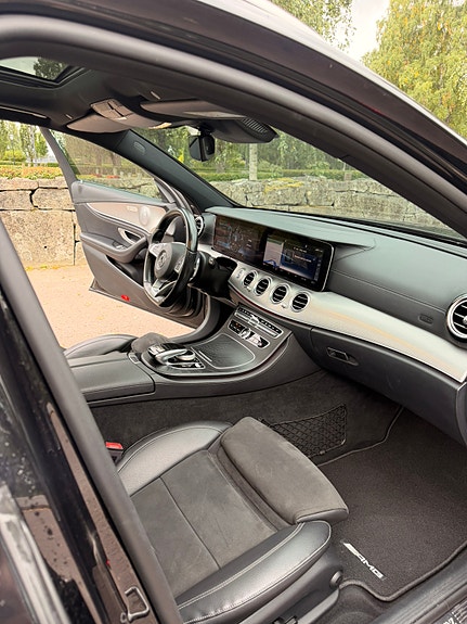 Mercedes-Benz E220 6 of 8