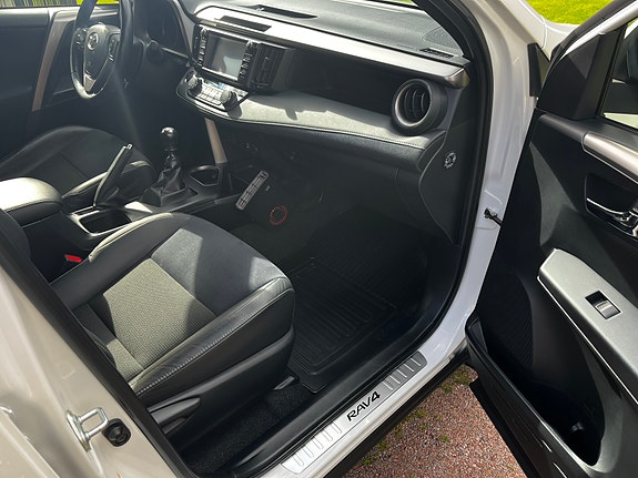 Toyota RAV4 4 of 4