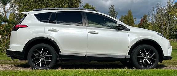 Toyota RAV4 2 of 4