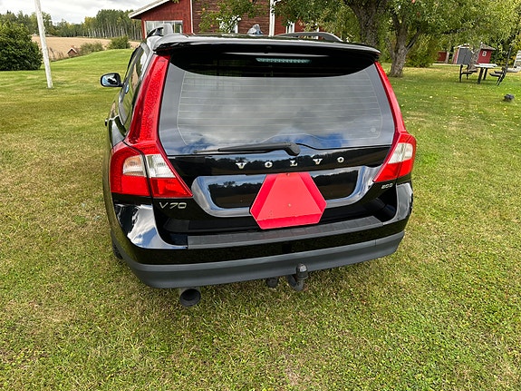 Volvo V70 2 of 7