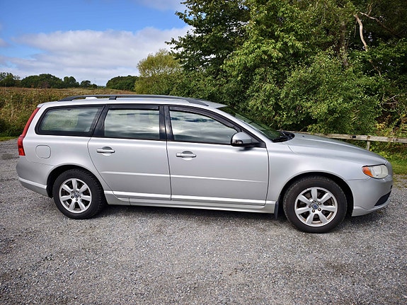 Volvo V70 2 of 16
